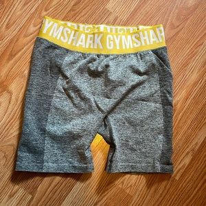 Medium gym shark shorts NEVER WORN. Grey and yellow.